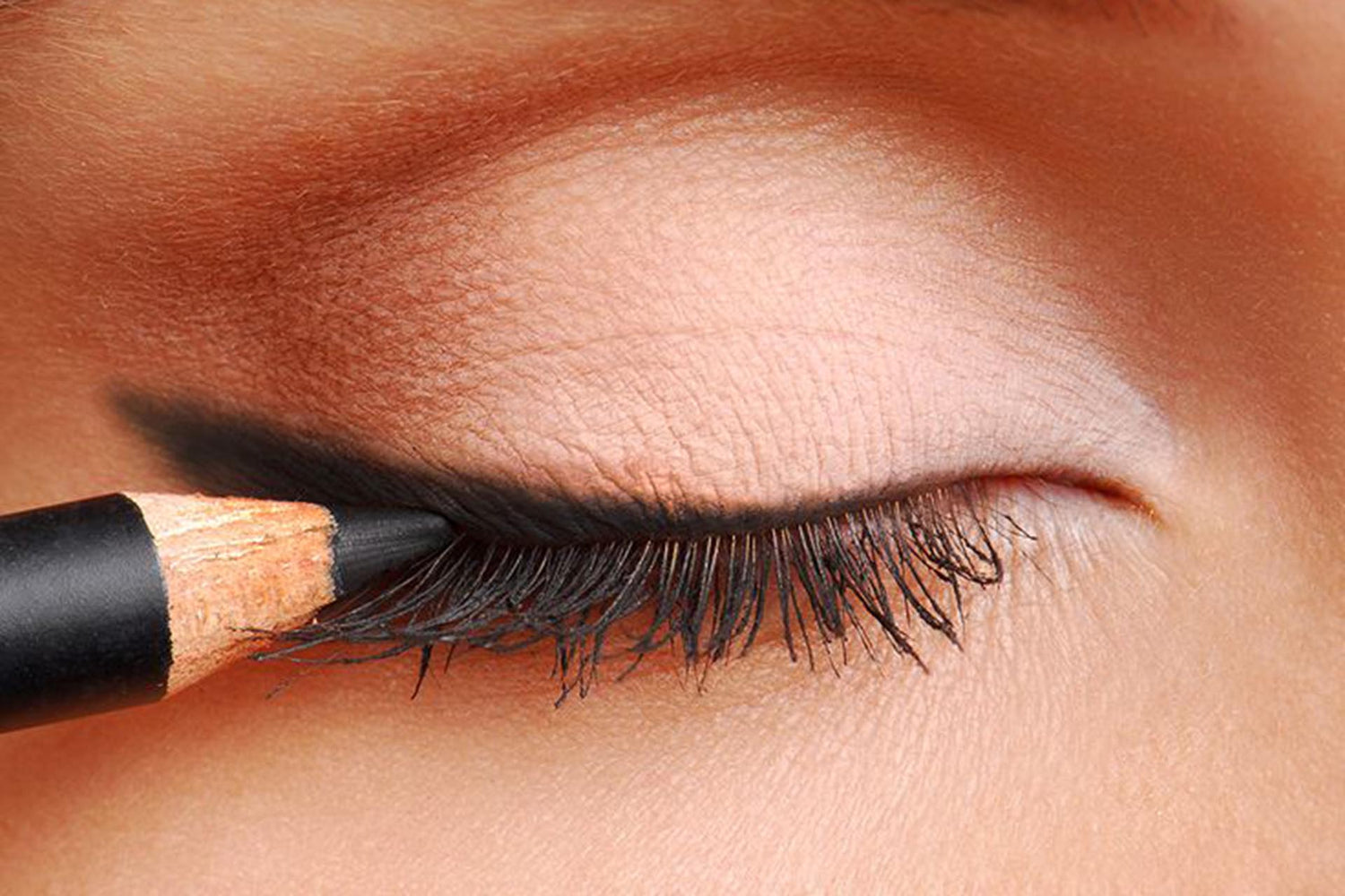 Smudge-proof-eyeliner-from-Lumiéra-Beauty-with-long-lasting-wear