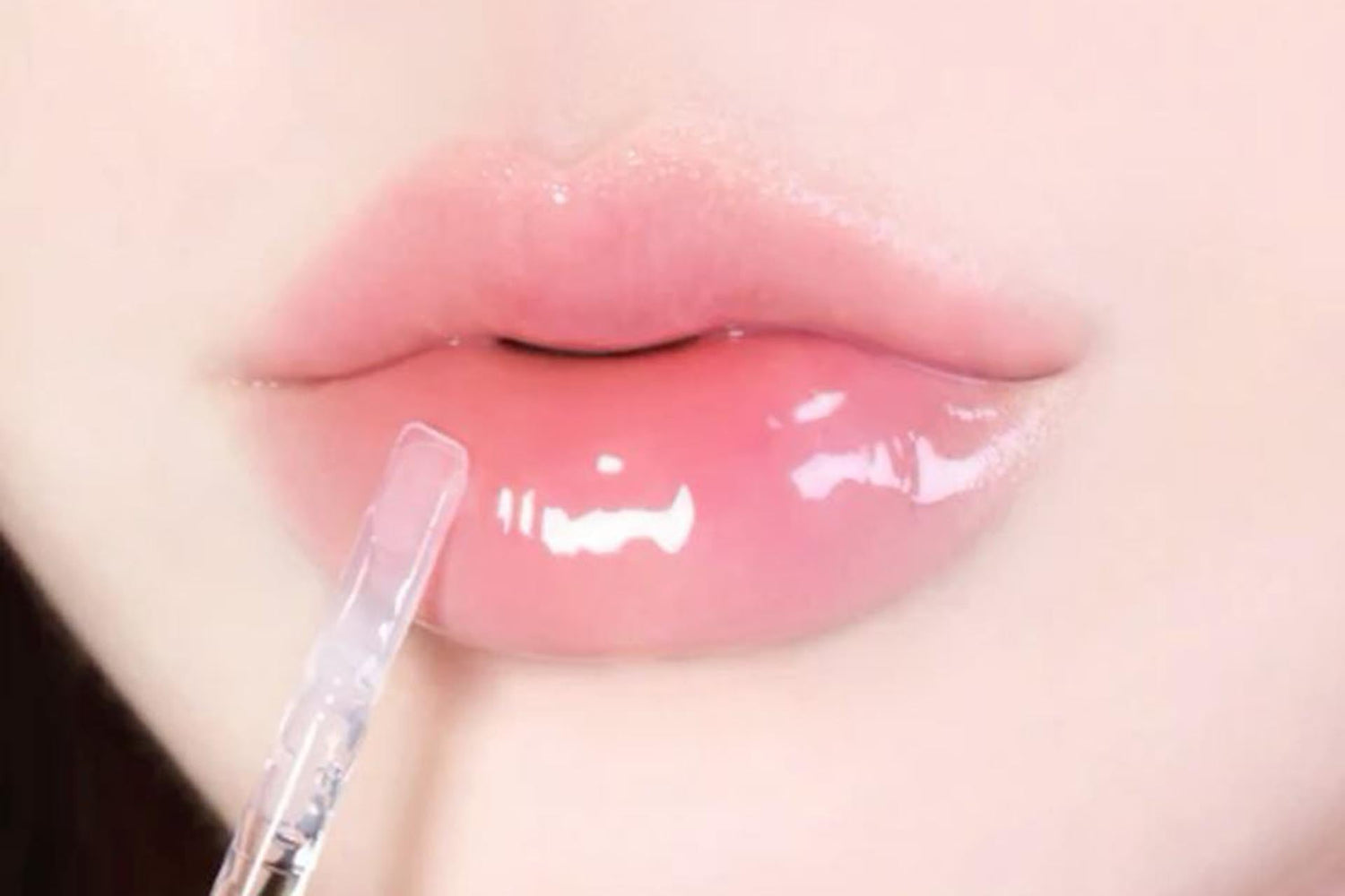 Hydrating-lip-gloss-with-radiant-shine-and-moisture–Lumiéra-Beauty