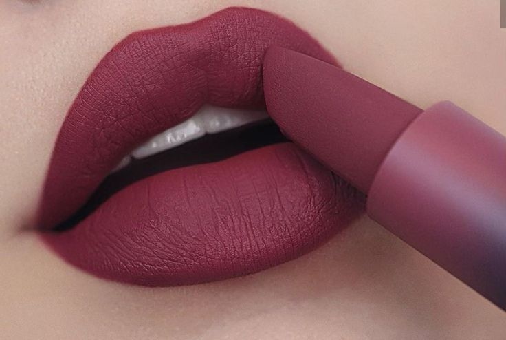 Lumiéra-matte-lipstick-with-bold-long-lasting-color