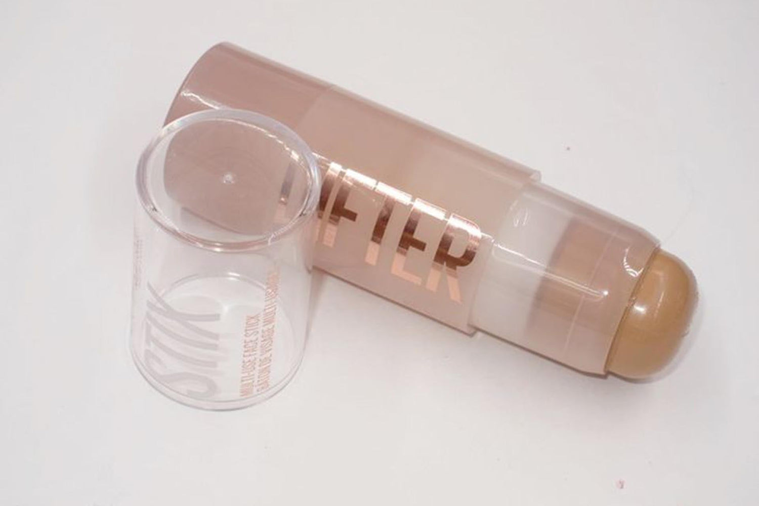 Lumiéra-Beauty-multi-use-makeup-stick-for-lips-cheeks-and-eyes