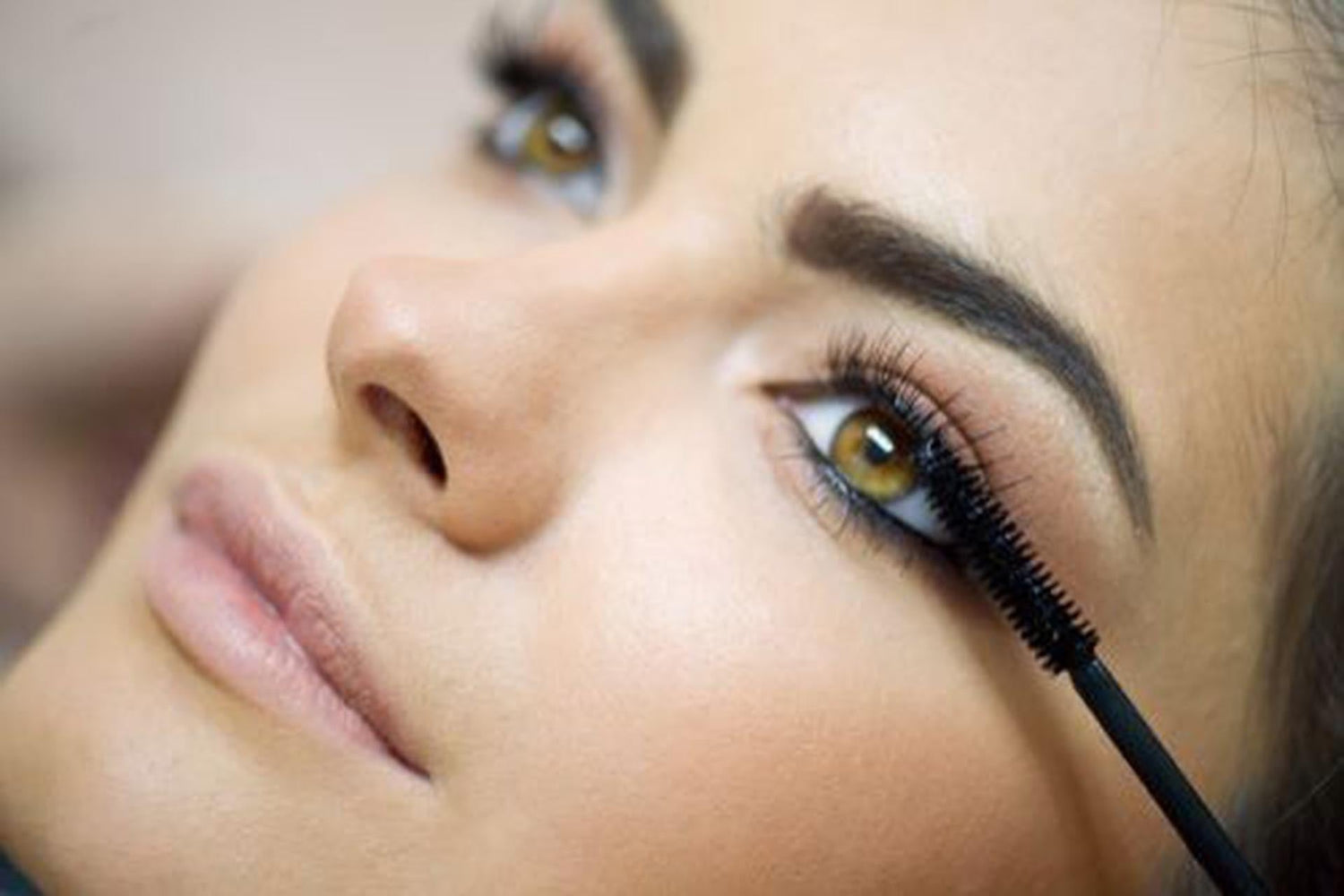 Lumiéra-Beauty-volumizing-mascara-with-smudge-proof-bold-lash-effect